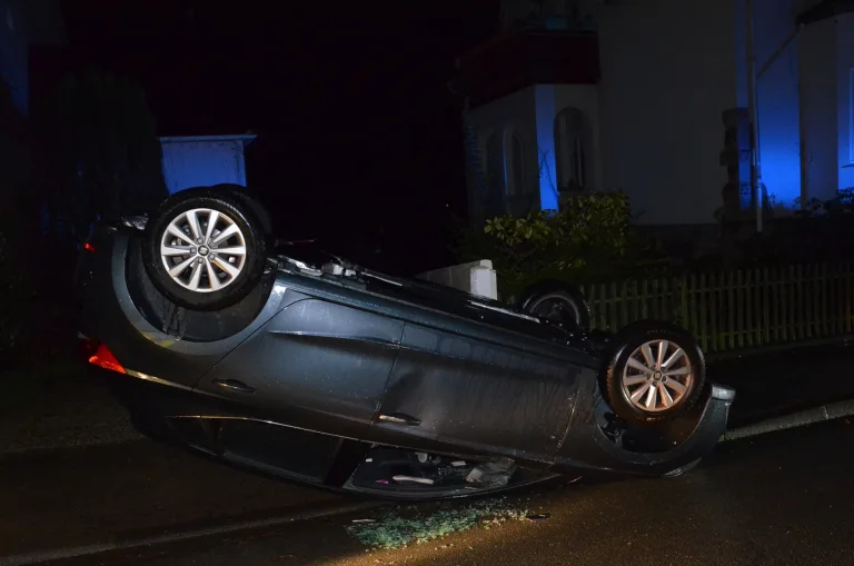 Herford – Seat überschlägt sich – 71-jährige Fahrerin verletzt