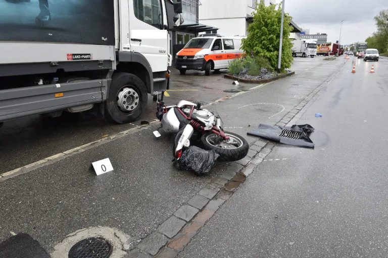 Kloten ZH – Motorradfahrer verletzt sich bei Unfall schwer