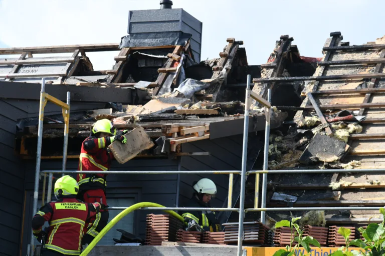 Hasloh SH – Dachstuhlbrand in Einfamilienhaus erdordert Großeinsatz