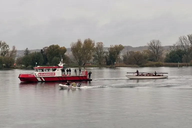Konstanz BW - Mit einem Segelboot festgefahren