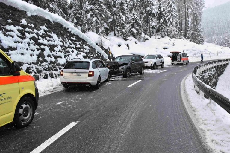 Marmorera GR - Frontalkollision im Schnee zwischen zwei Personenwagen