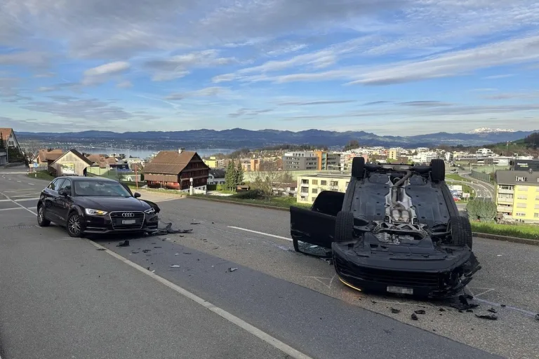 Wollerau SZ - Seitliche Frontalkollision zwischen zwei Autos