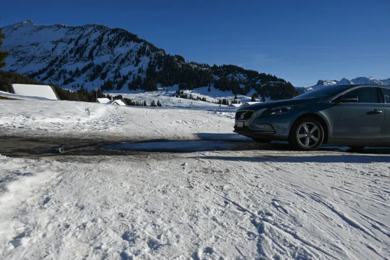 Amden SG – Kollision zwischen Auto und Kind auf Skiern