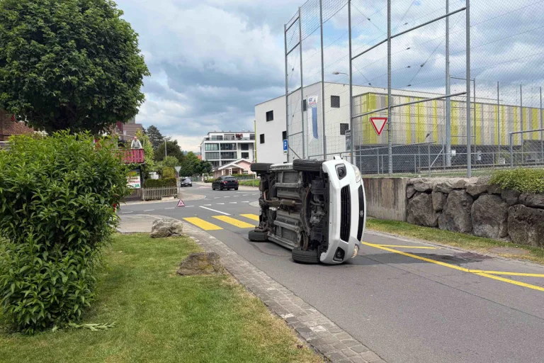 Unterägeri ZG – Auto kippt nach Selbstunfall auf die Seite