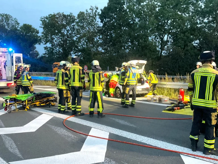 A40 Bochum – Person nach Unfall eingeklemmt und schwer verletzt 