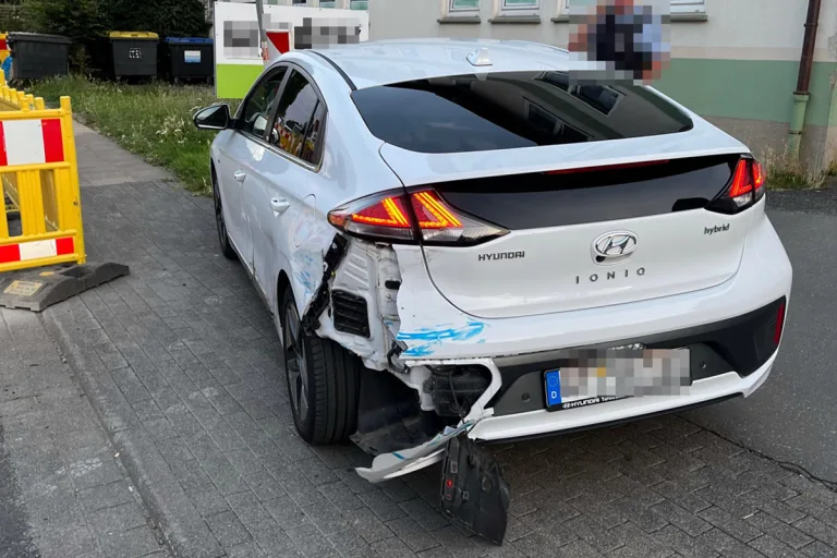 Zeugenaufruf in Bielefeld NW – Autodieb flüchtet und verursacht Unfall mit Polizeifahrzeug