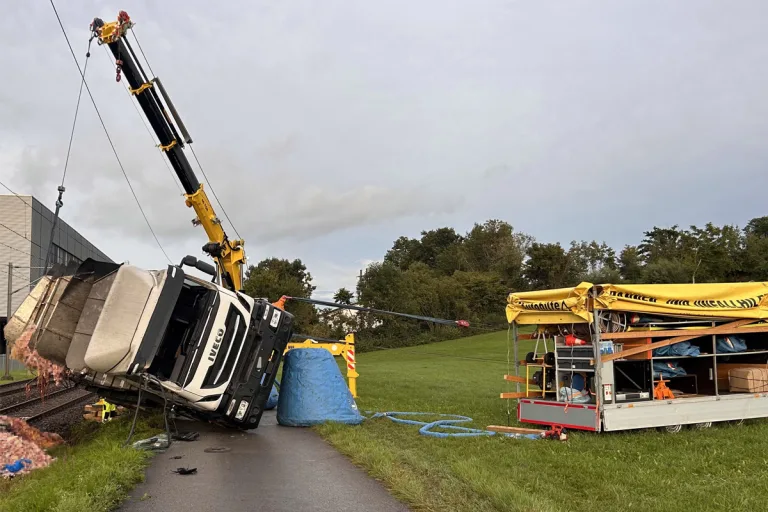 Staad SG – Lastwagen kippt auf Gleise