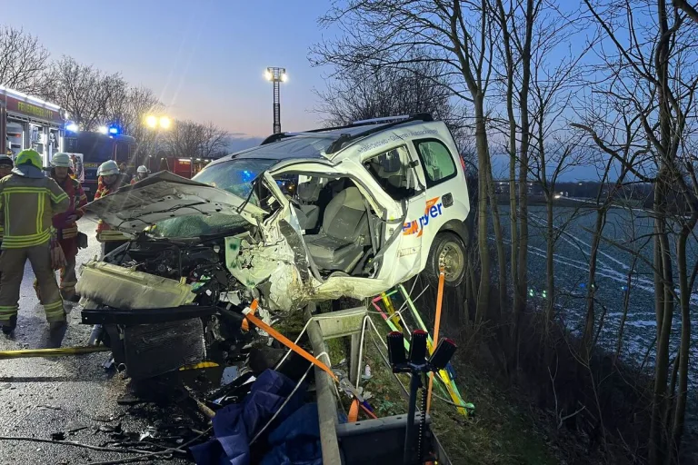 Minden NW - Schwerer Unfall - Eine Person im Auto eingeklemmt