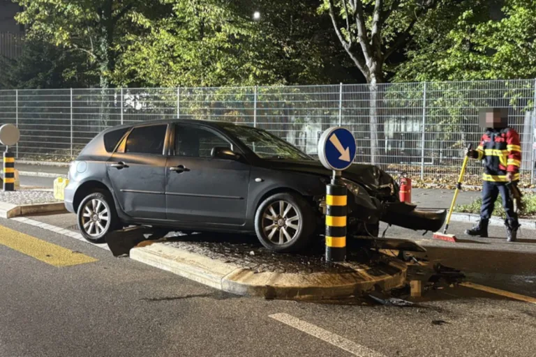 Unfall in Schaffhausen – Lenker kracht gegen Fussgängerinsel