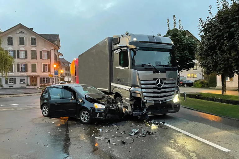 Buttisholz LU – Drei Personen bei Kollision von Auto mit Lastwagen verletzt