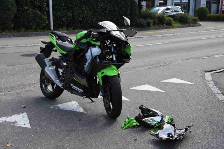 Arnegg SG - Unfall zwischen Linienbus und Motorrad