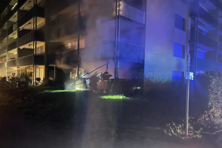 Buchs ZH – Brand in Mehrfamilienhaus richtet hohen Sachschaden an