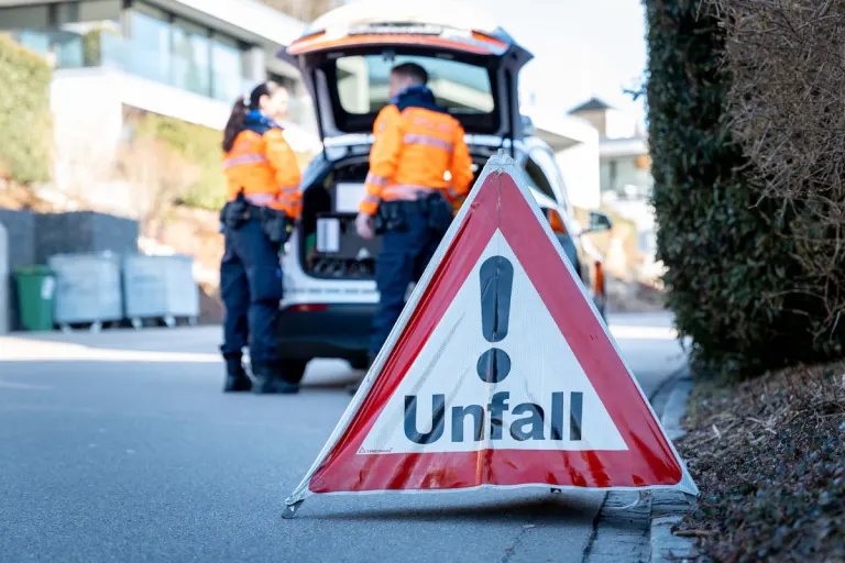 Oberriet SG – Roller kollidiert mit Mofa