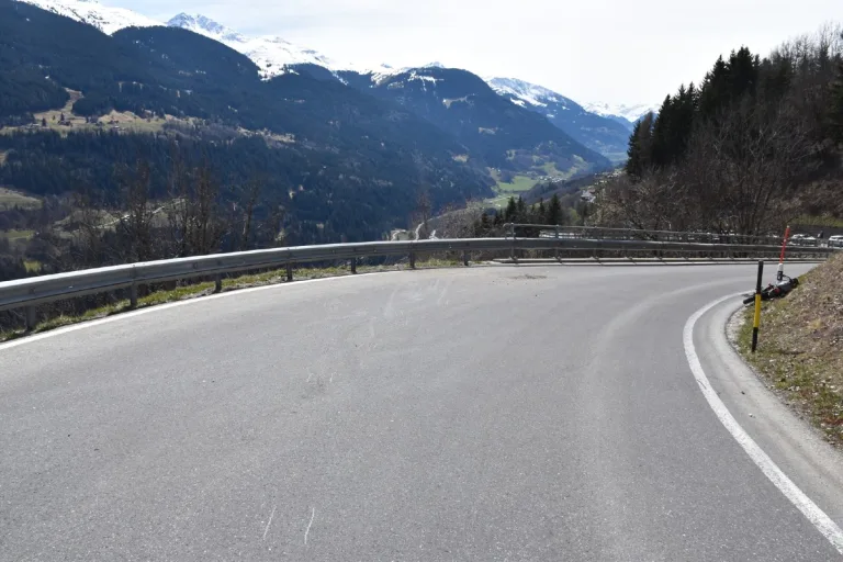 Rega Einsatz in Brigels GR - Junger Motorradlenker verletzt sich heute schwer