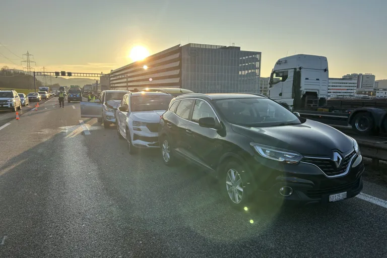 Rheinfelden AG/A3 – Auffahrkollision zwischen vier Autos - mehrere Verletzte 