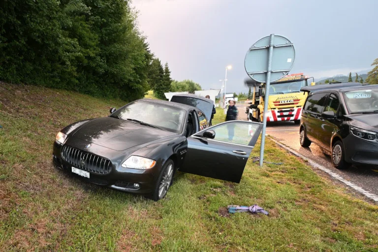 Lömmenschwil SG – Unbekannte stehlen Maserati und flüchten