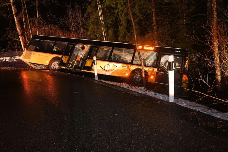 Flawil SG - Postauto rutscht über den Fahrbahnrand