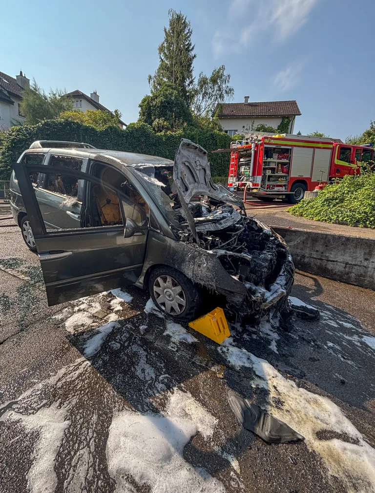 Pfeffingen BL – Auto brennt vollständig aus
