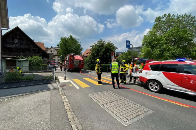 Flammen und Rauch in einem Mehrfamilienhaus in Baar ZG