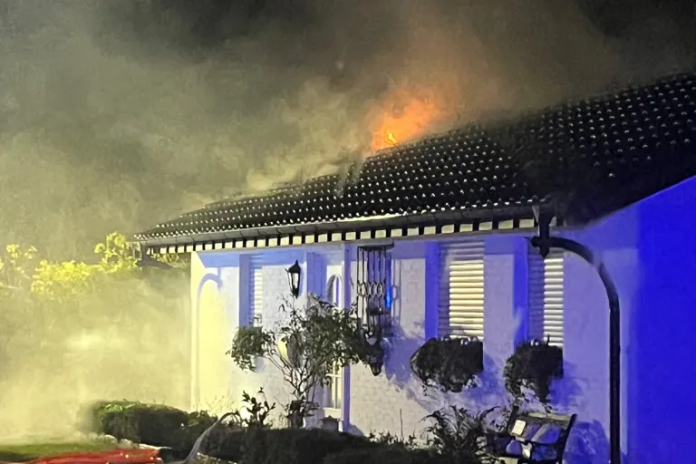 Gronau NW – Einfamilienhaus nach Dachbrand unbewohnbar