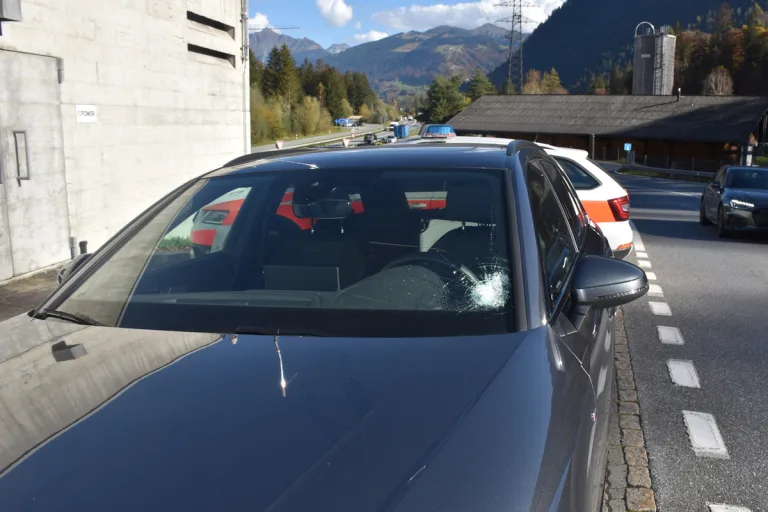 Seewis-Pardisla GR – Rad löst sich von Anhänger und prallt in die Frontscheibe eines Autos