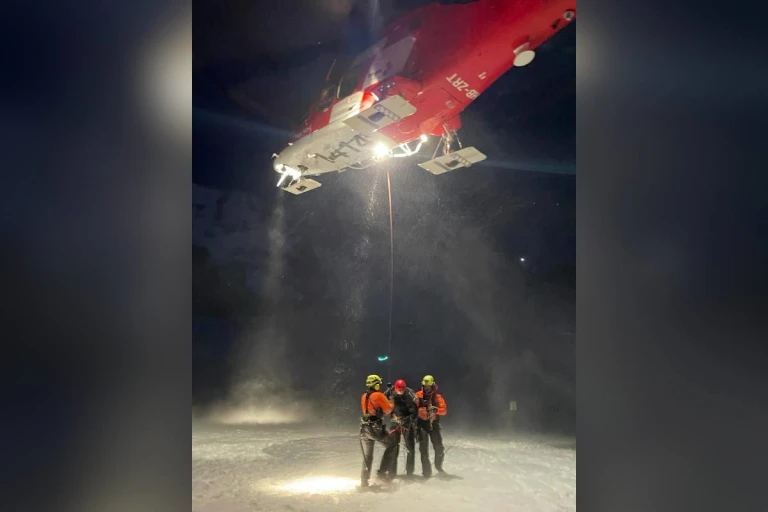 Rettungswinden-Einsatz in der Dunkelheit am Eiger