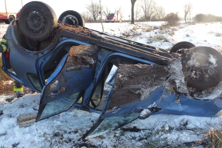 Cuxhaven NI - Unfall auf eisglatter Fahrbahn