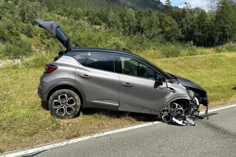 Wassen UR - Auto wird bei Unfall auf die andere Strassenseite geschleudert