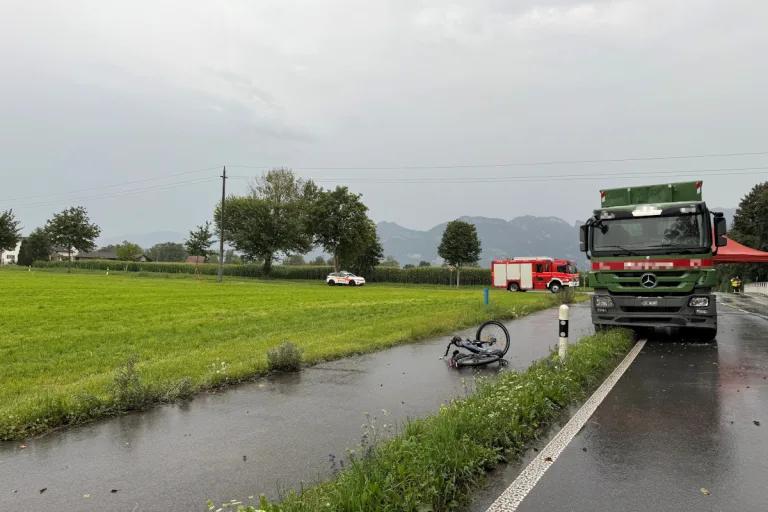 Tödlicher Unfall in Diepoldsau SG – E-Bike-Fahrer kolldiert mit Lastwagen