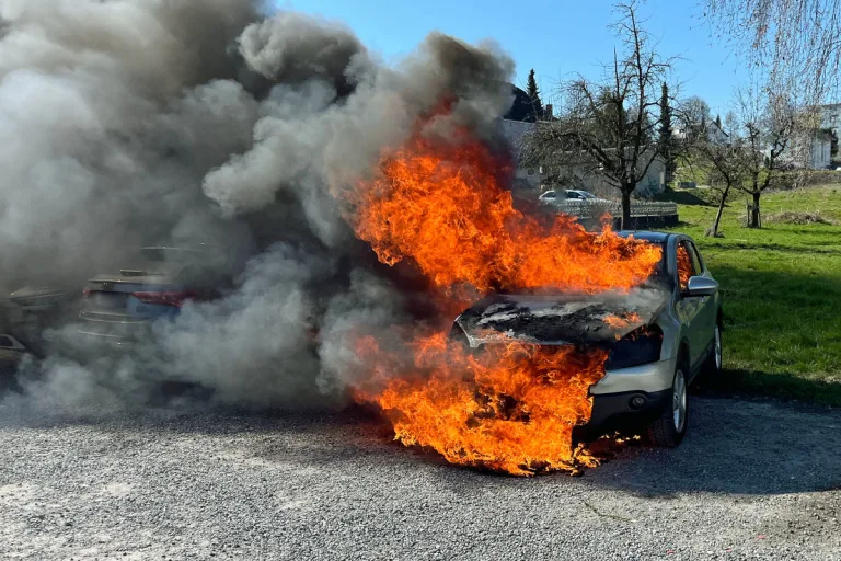 Beromünster LU – Auto gerät während Fahrt in Brand