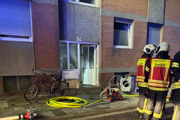 Aurich NI – Drei Verletzte bei Brand von Keller in Mehrfamilienhaus