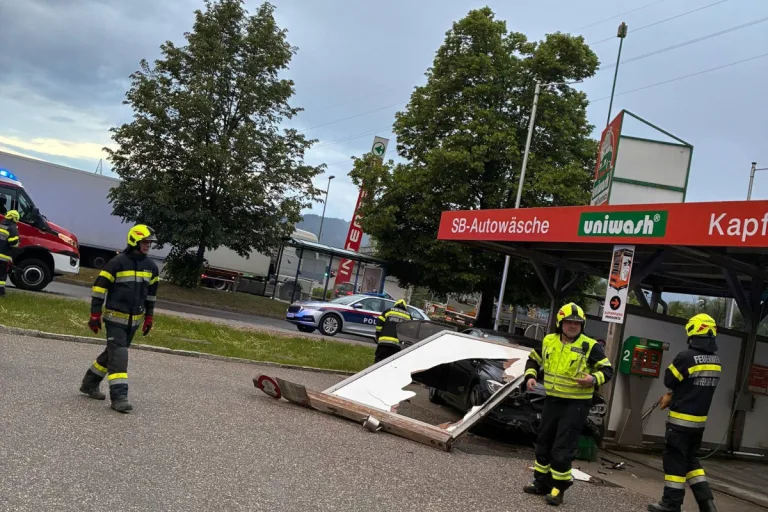Unfall in Kapfenberg – Auto kracht in Waschanlage