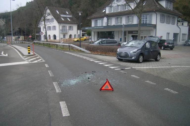 Flüelen SZ - Kollision zwischen Motorrad und Personenwagen