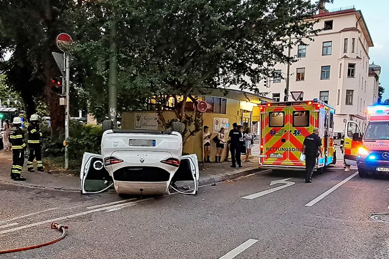 München BY – Ein Verletzter nach Unfall von Auto mit Überschlag