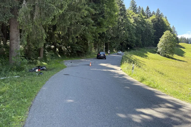 Unfall in Hemberg SG – Auto prallt gegen Motorrad