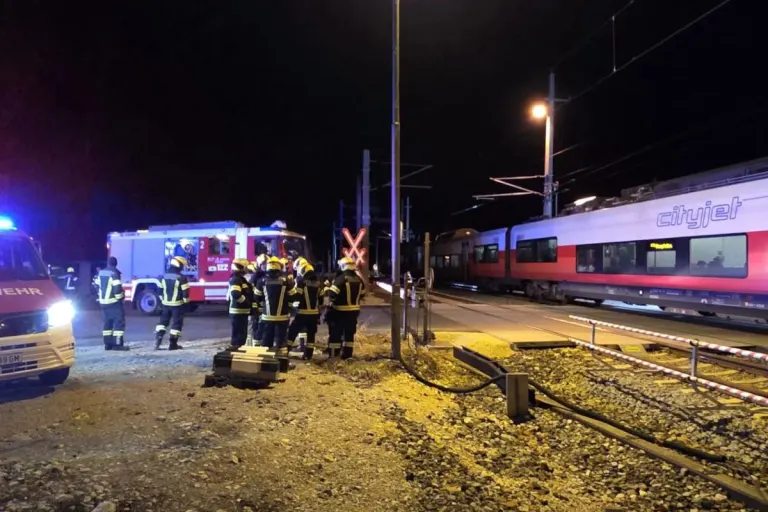 Unfall in Ebensee – Auto prallt gegen Zug am Bahnübergang