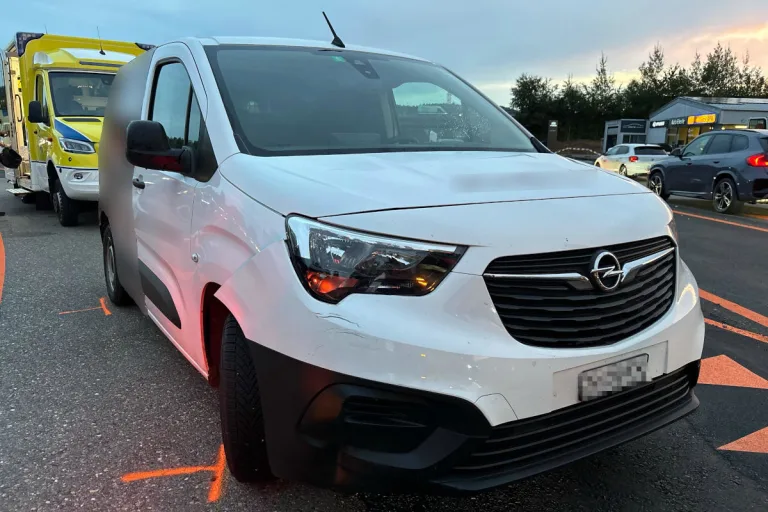 Oberbüren SG - Auffahrkollision zwischen Lieferwagen und Motorrad