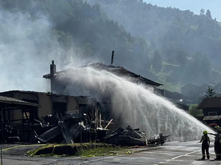 Spiringen UR – Grossbrand in Schreinereibetrieb gelöscht
