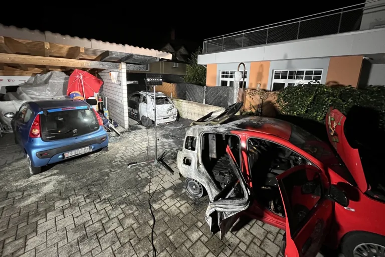 Wil SG - Fahrzeugbrand weitet sich auf zwei weitere Autos aus 