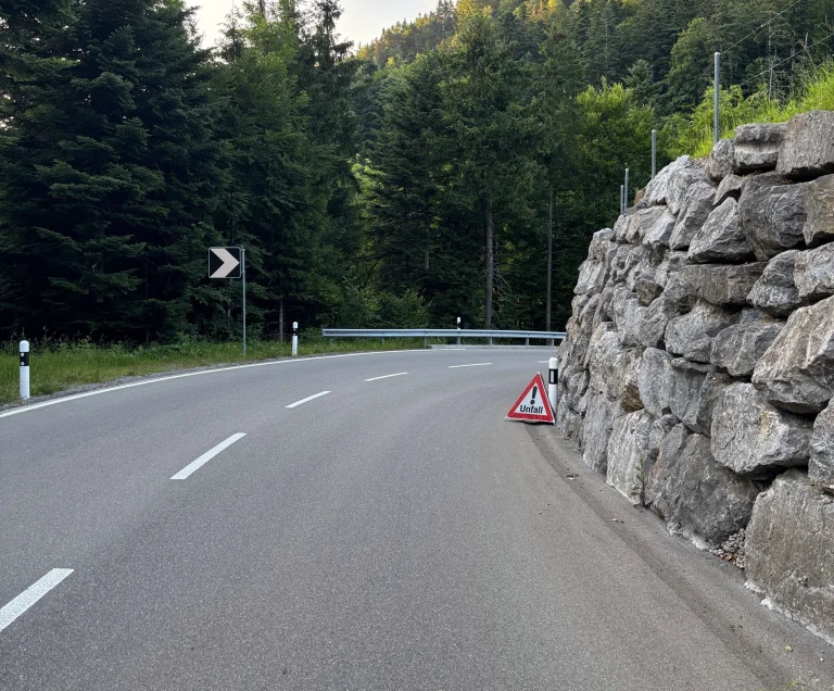 Gähwil SG – Motorradlenkerin kommt von Fahrbahn ab und verursacht Unfall 
