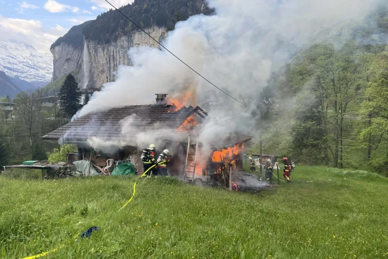 Feuer zerstört Haus in Lauterbrunnen BE 