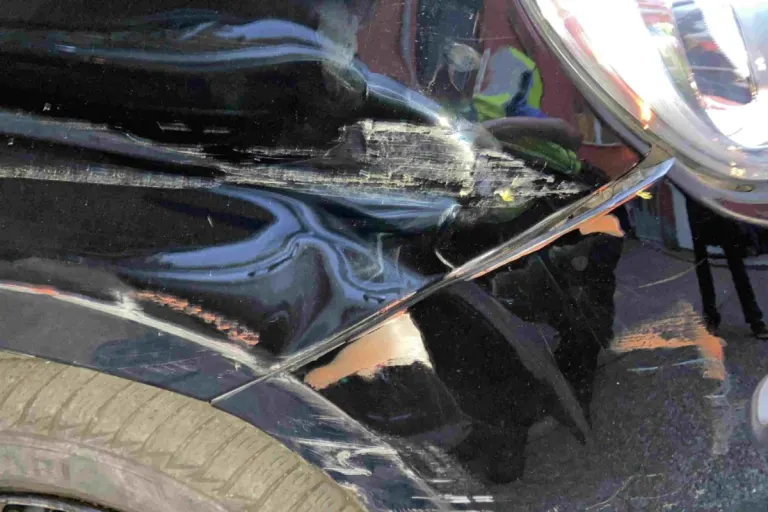 Baden AG - Auto übersieht Linienbus