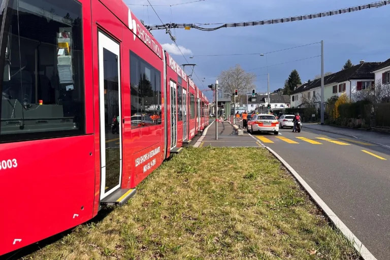 Schlieren ZH - 55-jährige Frau bei Kollision mit Tram schwer verletzt