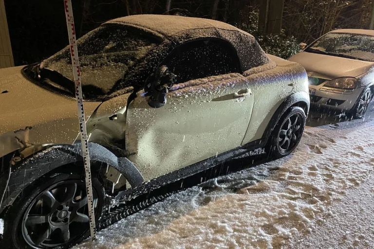 Laufen BL – Auf schneebedeckter Strasse ins Schleudern geraten und quer in Gegenverkehr gekracht