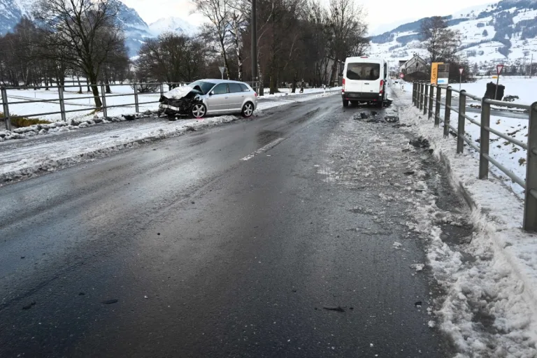 Gams SG - Frontalkollision zwischen Auto und Schulbus