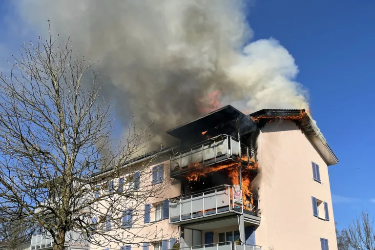Emmen LU – Balkonbrand greift auf Dach über