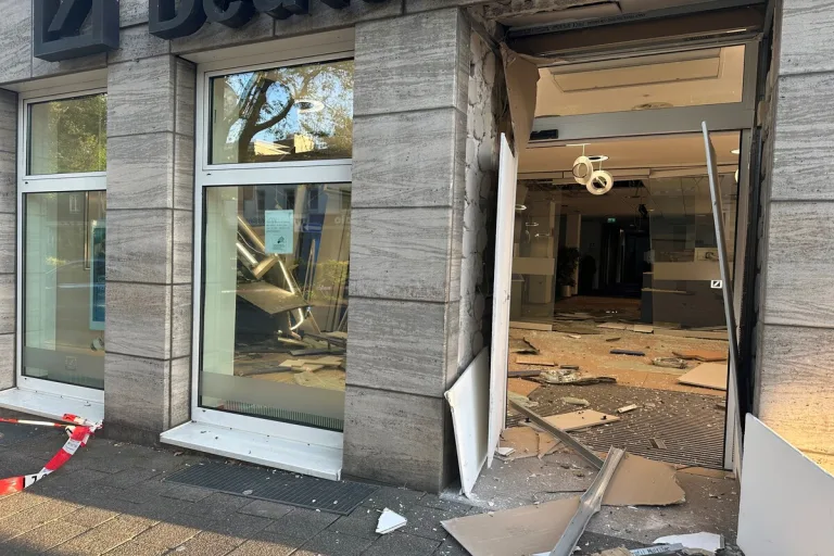 Haan - Mann stellt sich vor Automatensprenger und wird mit einer Pistole bedroht