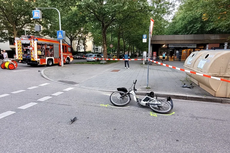 München – Radfahrer von Auto erfasst und schwer verletzt