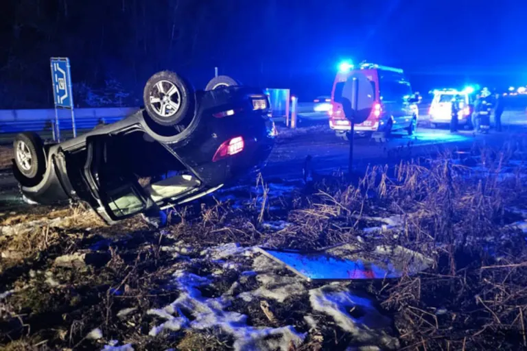 Schäffern – Pkw überschlägt sich auf der A2