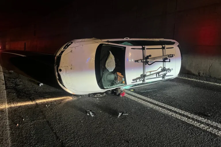 Sisikon UR – Fahrzeug überschlägt sich bei Unfall